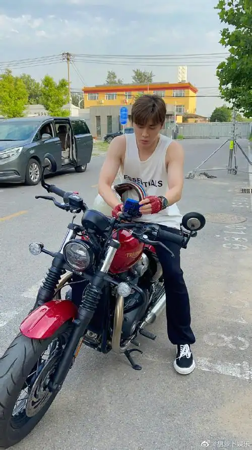 李易峰背心靓仔#李易峰的手臂肌肉线条好绝啊,好适合穿无袖背心,这个