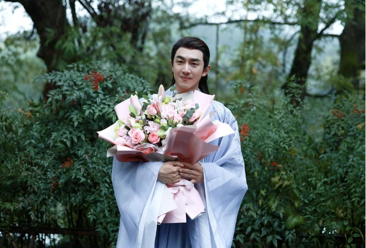 《与凤行》幕后(林更新新剧《与凤行》杀青 行止神君不舍泪洒片场)