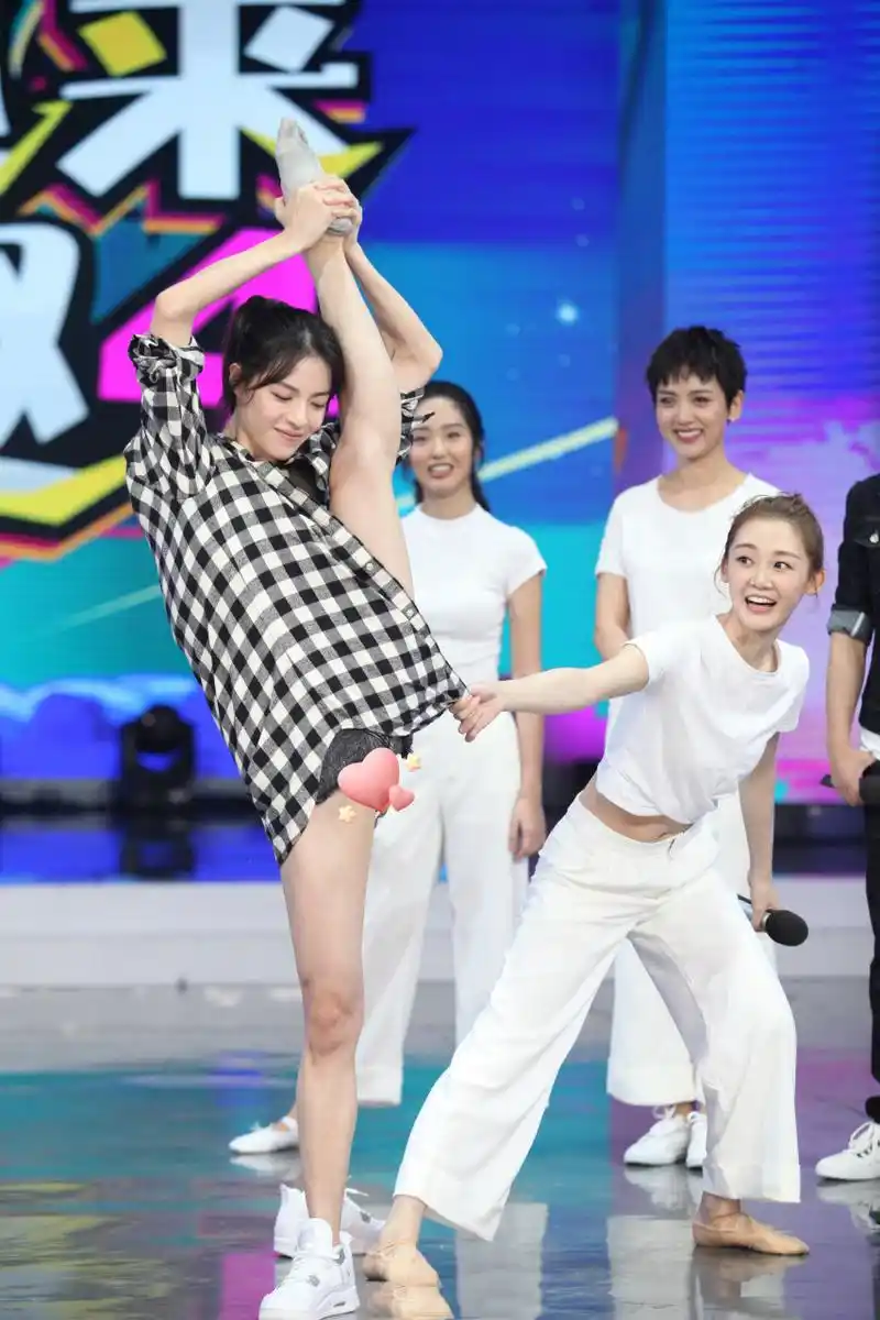 2017年《芳华》剧组做客某综艺节目,钟楚曦大秀舞蹈功底,一字马展示了