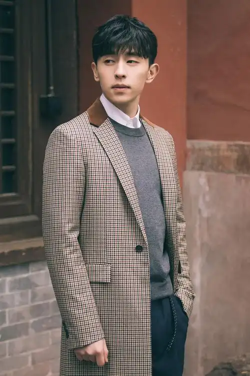 简介:邓伦复古帅气写真图片,分享一组邓伦图片给大家,图中的明星图片