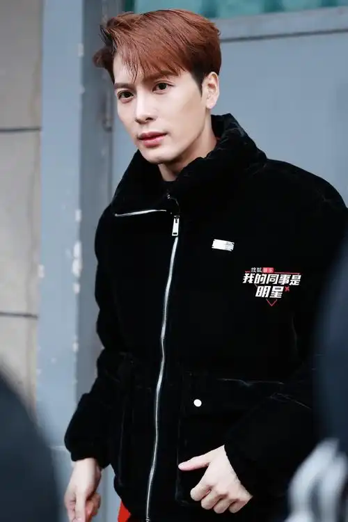 王嘉尔现身2022央视春晚第二次大联排##王嘉尔对拍照粉丝说够选图