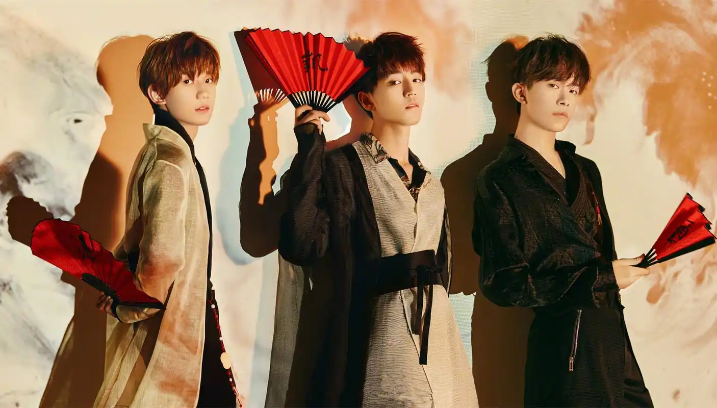 易烊千玺野兽派七夕大片,梨涡浅笑太迷人,日常羡慕易太太!