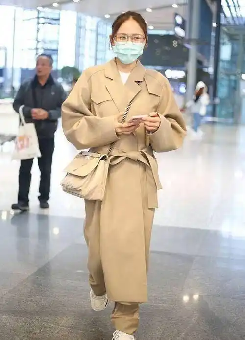 原创陈乔恩这么矮吗机场私服照最多1米5难道官方165身高是假的