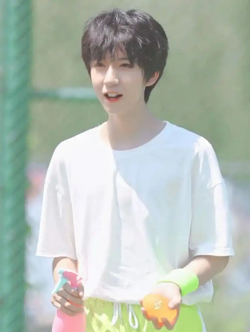 贺峻霖神仙图片   贺峻霖神仙图片来啦! 礼貌拿图哦!