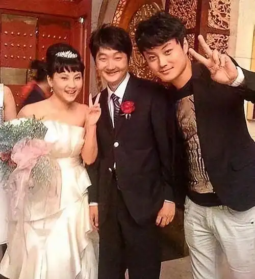 45岁的王大治,成功挖到墙角,也被墙给砸倒,今吃路边摊只剩后悔|潘粤明