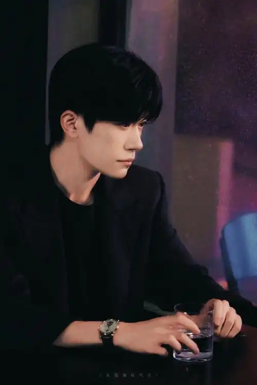 易烊千玺西装弹贝斯##易烊千玺眼睛肿了