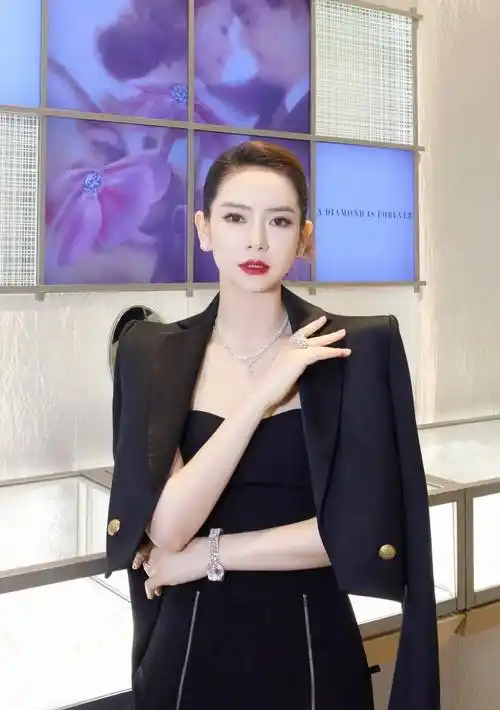 现场活动也是人山人海,楼上楼下都在看戚薇,最近上海也是非常热闹,有