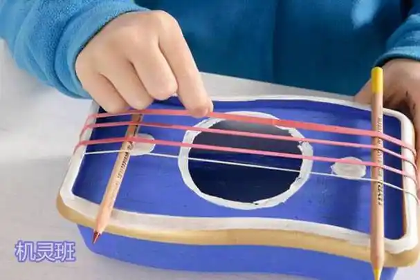 利用身边的材料橡皮筋纸盒子自制能发出声调的拨弦乐器步骤图解