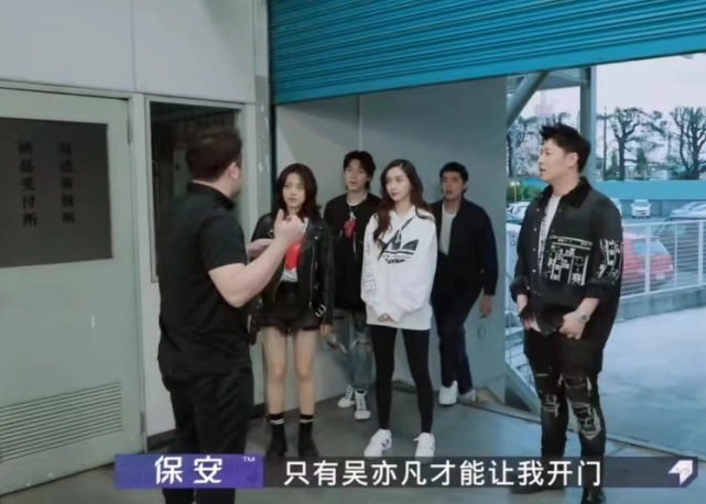 165赵今麦与168杨颖同框,看清两人腿长差,谁说谎了?