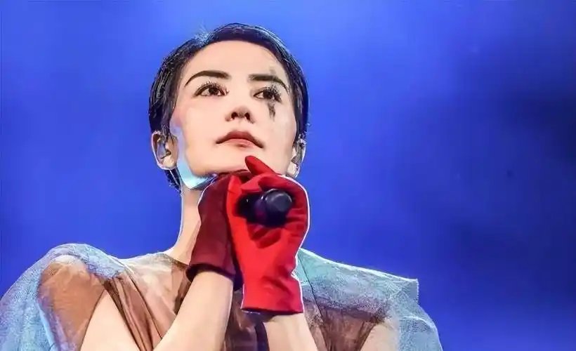 53岁王菲近况颜值下滑,出道32年带薪休假17年,唯一的烦恼太红了