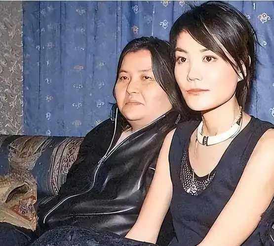 陈宝莲跳楼21年后儿子由王菲经纪人抚养与干爹黄任中模样相似