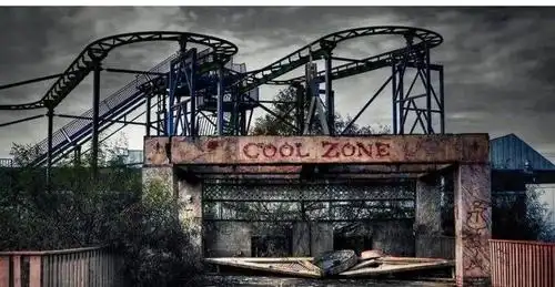 然而,在一场暴风雨席卷整个城市之后,它突然被抛弃并保持了十年之久.