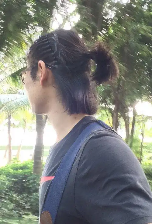 两侧头发部分也是精剪制作,英俊魅力度无法抵挡,吸引人们眼球的男生