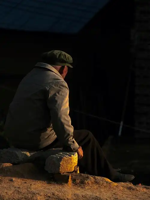 怀集露营黄昏下的老人