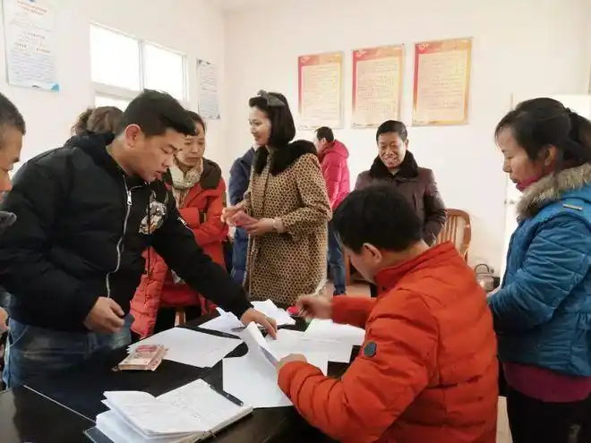 12万工资当场发,70多名农民工兄弟排队领钱!