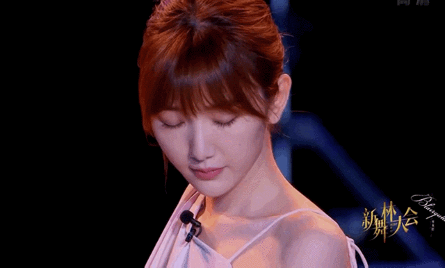 毛晓彤是分在了a组,她的人气最低,所以她是最后一个出场,毛晓彤原来是