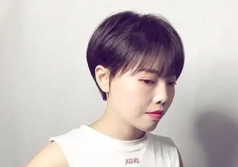 露耳的蘑菇头发型,在眉头上的发丝梳成了碎发效果,短发发型在蘑菇头的