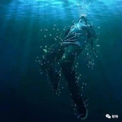 一个人趴在水面浮潜,大家还以为他看水下世界看得很开心呢,但是这个人