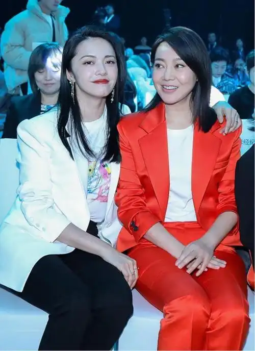 姚晨闫妮罕见同框,好姐妹同穿西装合影,一个妩媚一个温柔