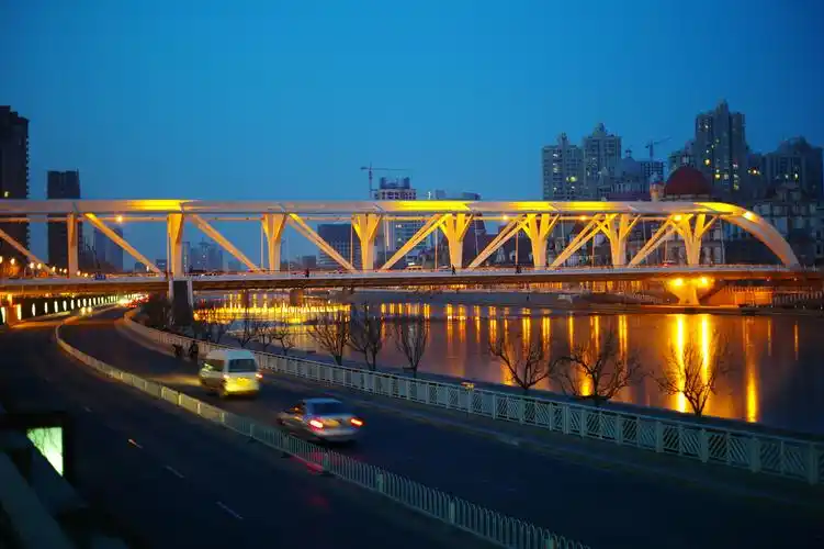 进步桥,天津海河上众多桥梁中的一座,在公司停车场热车时拍的