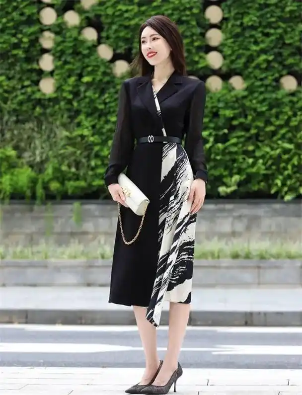 真正优雅到骨子里的女人:穿衣得体,仪态端庄,一看就是个讲究人