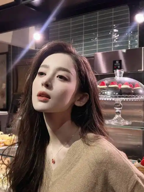 原创古力娜扎公开行程受期待秀性感小蛮腰嘟嘴卖萌宛如初恋