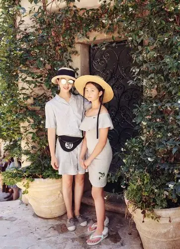 孙莉透露多多已经可以穿妈妈的鞋子,身高颜值再次受关