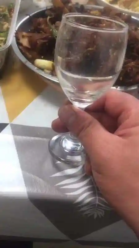 敬往事一杯酒改喝酒的年龄就不要去喝饮料人生苦短何必去束缚自己干杯