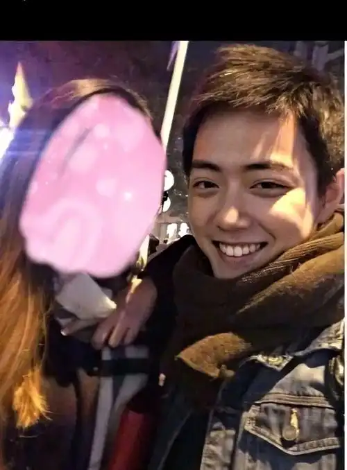 肖战上大学时候好宠溺女友啊,恩爱老照片被翻出模样大变