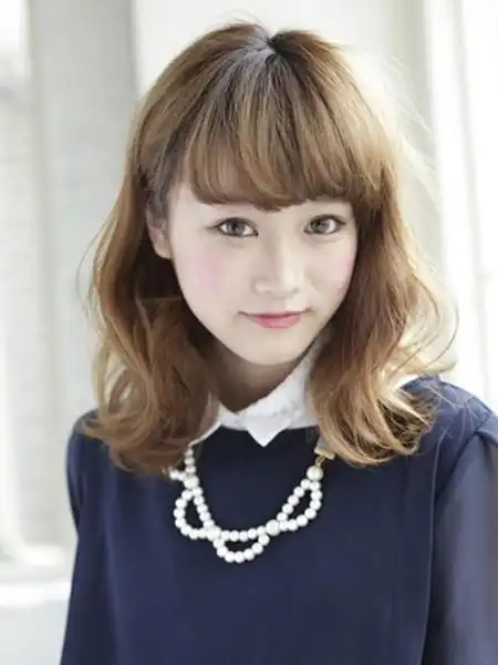 圆脸适合的中长发发型设计