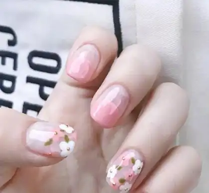 这款特色主要是指甲头部,用白色和粉色小花来装饰,不过没有全部都是不