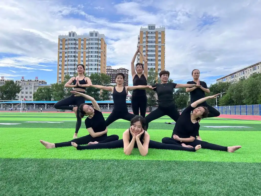 瑜伽集体照 #户外瑜伽拍照 #志同道合的人才会喜欢同一片风 - 抖音
