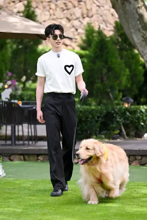 蔡徐坤说今天是萌宠博主##蔡徐坤和狗狗出场好酷