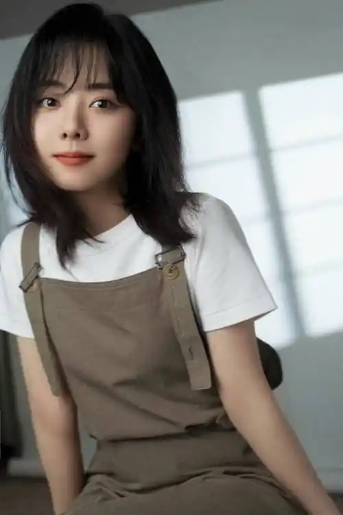 比如谭松韵,她总给人清纯可爱的印象,脸型偏圆润的她,其实在发型上