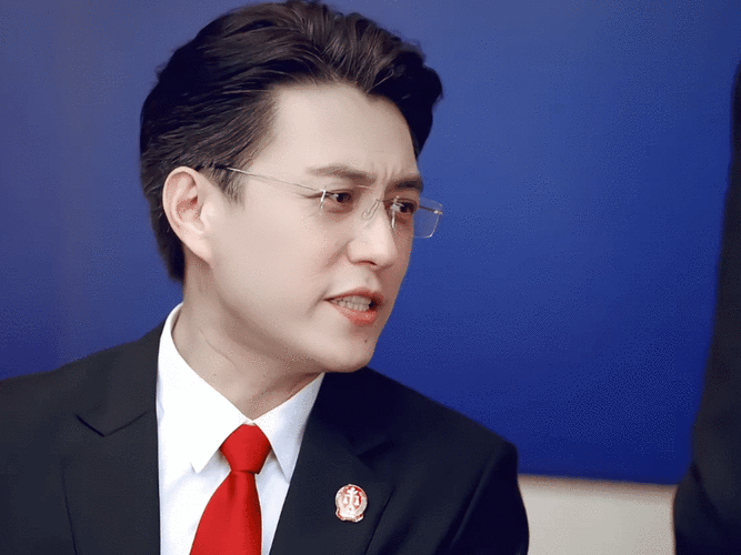 靳东参加两会!他身份好厉害,穿蓝色西装帅气儒雅,领导范儿十足