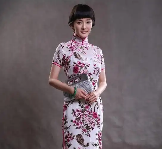 林心如的这款旗袍,简直极具东方女性的端庄和优雅,言谈举止大方有度