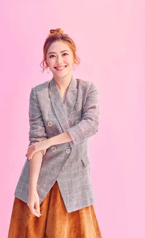 应采儿优雅甜美时尚写真大片