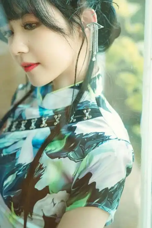 赖美云才153吗?一袭旗袍穿出好比例,小个子也有大身材