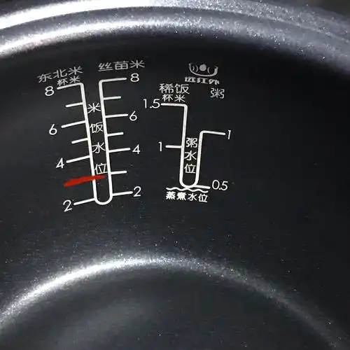 如图红线位置上煮干饭的水位,距离蒸煮水位有一段距离.