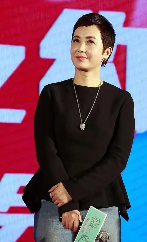 没想到蒋雯丽这么干练穿黑西装配不对称白裙真优雅又知性