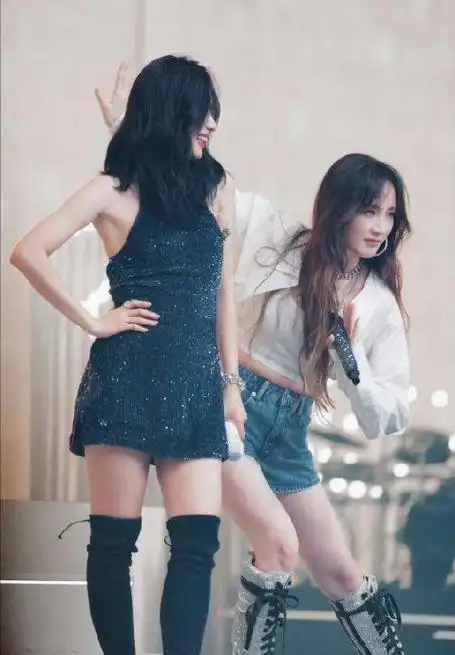 今夕是何年啊 孟佳王霏霏竟然合体跳了《hush》