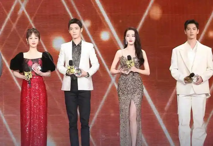 星光大赏8位顶流合照,有谁注意肖战王一博的站位?工具人实锤!