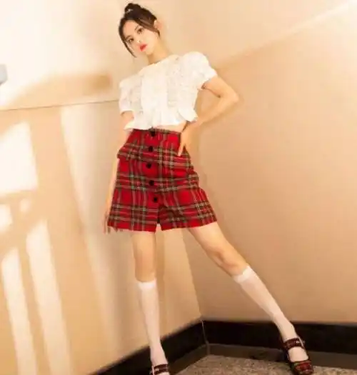 杨超越身穿白色袜子,搭配修身外套,尽显制服魅力,网友:太完美了!