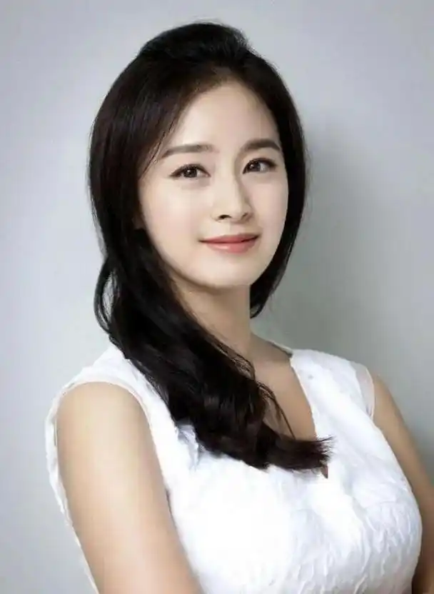 韩剧女星金泰熙出席活动和宋慧乔撞衫,各有味道,和rain生了 - 抖音