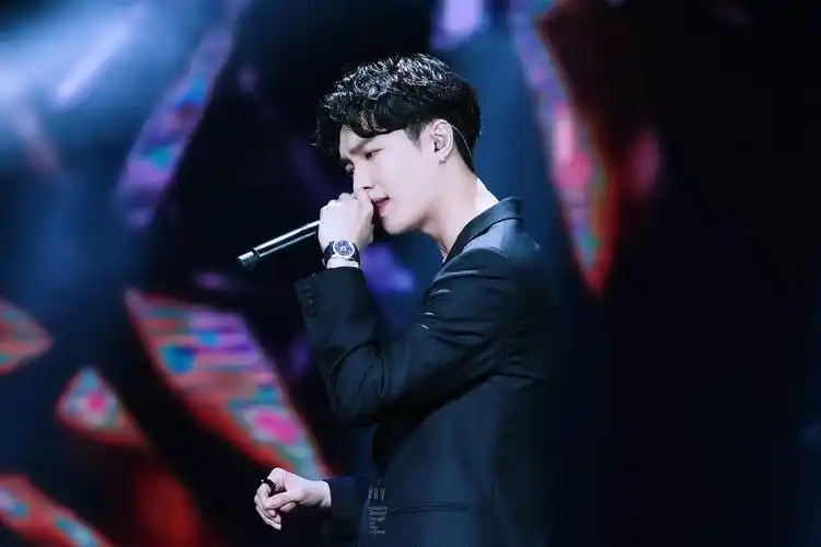 张艺兴帅气十足演唱会图片