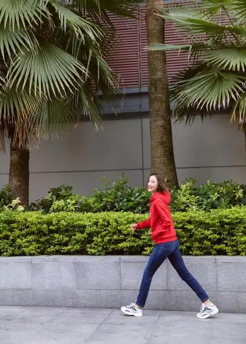 王珞丹终于改风格穿红色印花上衣配牛仔阔腿裤亮相减龄又时尚