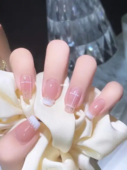温柔显白裸色系拉线网格法式美甲