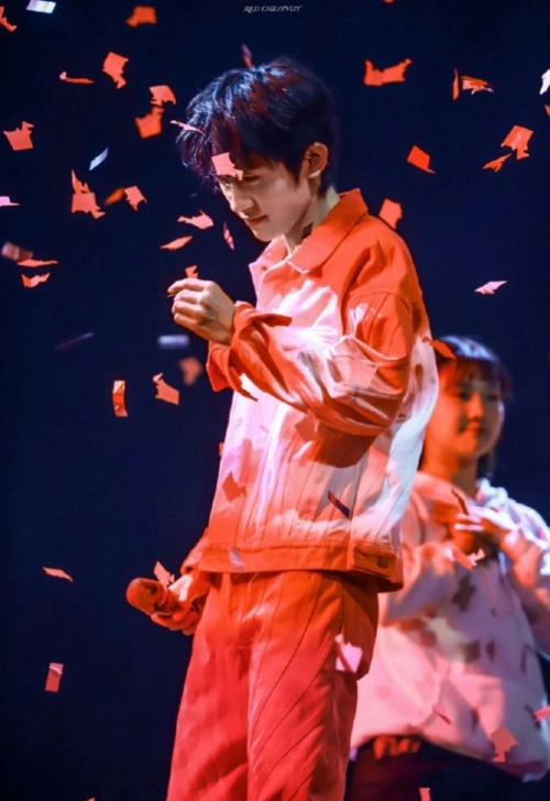 易烊千玺19岁演唱会12个飙泪瞬间,看完既骄傲又心疼!