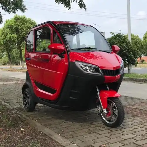 红蚂蚁全封闭三轮摩托车残疾人燃油三轮篷车老年燃油代步车可上牌