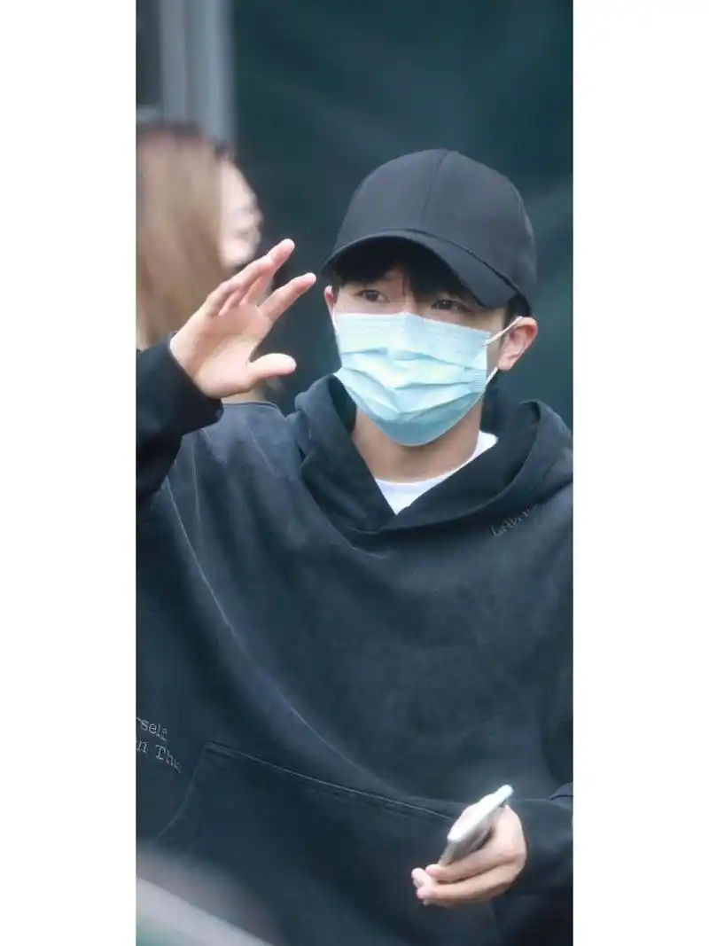 周深壁纸215668156691566刚睡醒的素颜小奶猫